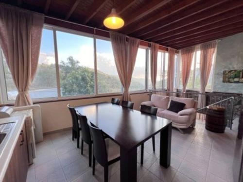 una sala de estar con una mesa y un sofá en Finikous Cottage House-Agros, en Agros