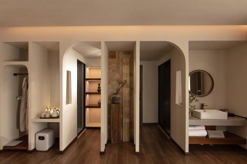 Koupelna v ubytování Shangri-La's Three Seasons Resort & Hotel