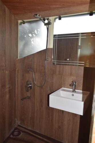 a bathroom with a sink and a shower at Treecasa Resort in Sunāri