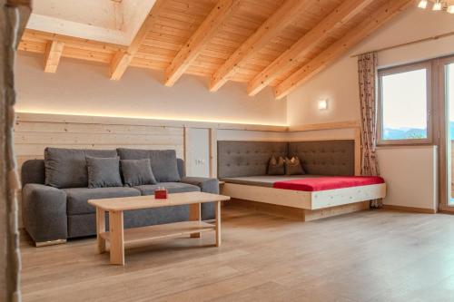 a living room with a couch and a bed at Parndlehof in Villandro