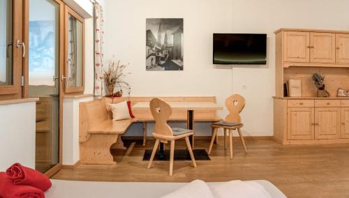 a living room with a table and two chairs at Parndlehof in Villandro