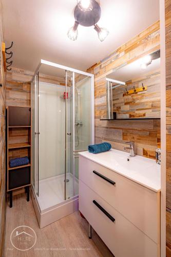 une salle de bain avec un lavabo et une douche dans l'établissement Le refuge du bout du monde, à Leysse