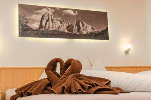 a towel sitting on top of a bed at Parndlehof in Villandro