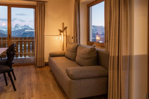 a living room with a couch and two windows at Parndlehof in Villandro