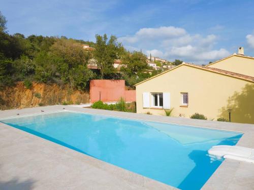 une grande piscine devant une maison dans l'établissement Villa L'Argentière pour 6 personnes avec piscine et vue dégagée à La Londe-Les-Maures, à La Londe-les-Maures