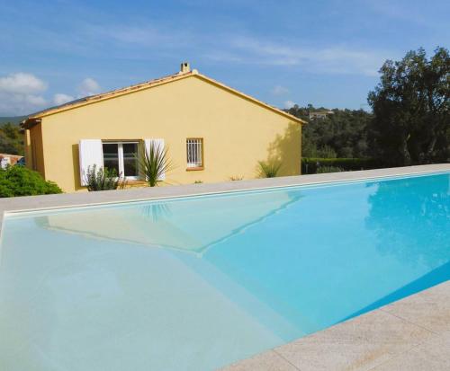 une villa avec piscine devant une maison dans l'établissement Villa L'Argentière pour 6 personnes avec piscine et vue dégagée à La Londe-Les-Maures, à La Londe-les-Maures