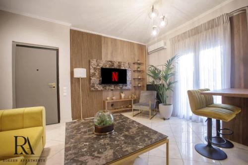 un salon avec une chaise jaune et une télévision dans l'établissement Roksen Apartments JUNGLE, à Ioannina