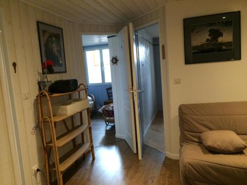 - un salon avec un escalier dans l'établissement Agréable logement, à Ginestet