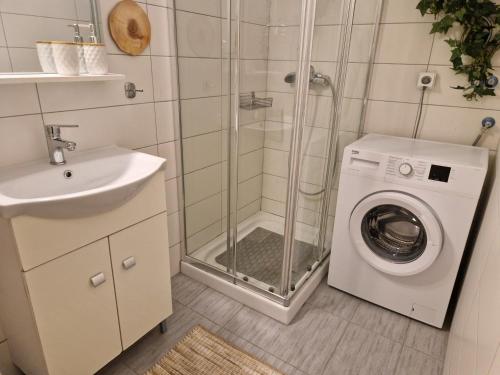 AIOLOU st - 2 BDR APT - NetFlix