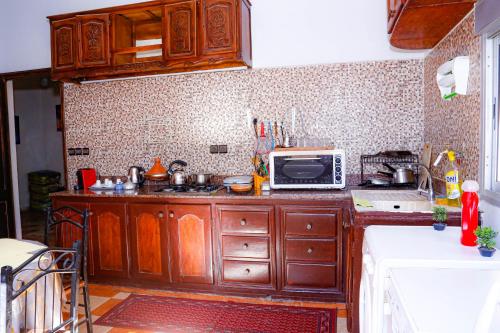 Elhachimi two bedroom with air conditioningにあるキッチンまたは簡易キッチン