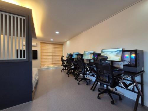 TV a/nebo společenská místnost v ubytování Gyeongju la Siesta Private BBQ, Disney&Netflix