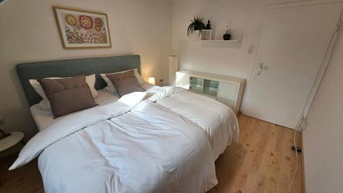 Giường trong phòng chung tại Ferienwohnung in zentraler und ruhiger Lage mit Balkon, fußläufig zur Innenstadt