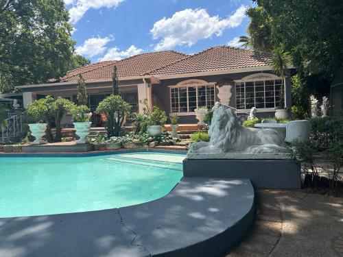 Bazén v ubytování Buona Notte Suites in Linden nebo v jeho okolí