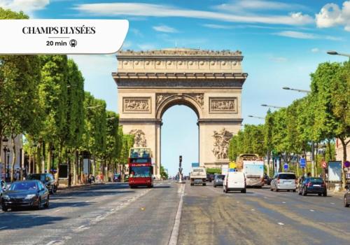 a view of the arch of triumph in paris at 208 Suite Guerlain - Superb apartment in Paris in Paris