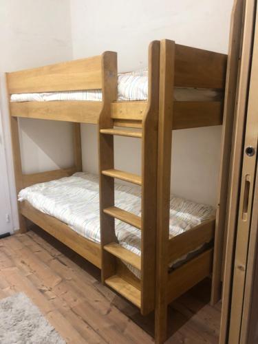 Ce lit superposé se trouve dans un dortoir doté de 2 lits superposés. dans l'établissement Le refuge, à Saint-Jean-Saint-Nicolas