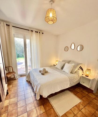 une chambre avec un lit et une grande fenêtre dans l'établissement Maison Provençale avec Jacuzzi, à LʼIsle-sur-la-Sorgue