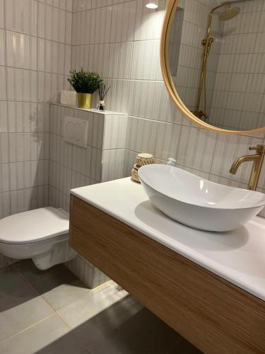 Garden Lane Quiet Townhouse with Private Garden & Parking