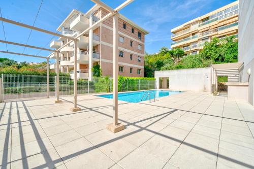un appartement avec une piscine dans un bâtiment dans l'établissement Magnifique 4 pers,Clim,parking, à Nice