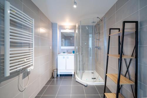 une salle de bain avec douche et lavabo dans l'établissement Magnifique 4 pers,Clim,parking, à Nice