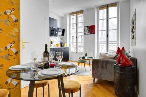 un salon avec une table et un canapé dans l'établissement 210 Suite Chanel - Superb apartment in Paris, à Paris