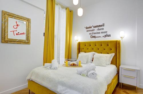 une chambre avec un lit avec des serviettes dessus dans l'établissement 210 Suite Chanel - Superb apartment in Paris, à Paris