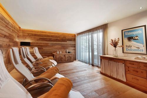 a room with a bunch of chairs in a salon at K Lodge Mountain in Valdaora