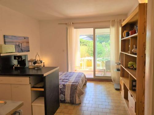 une chambre avec un lit, un bureau et une fenêtre dans l'établissement Studio - CAP D'AGDE CT470-718, au Cap d'Agde