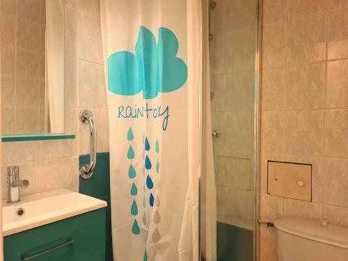 une salle de bain avec un rideau de douche avec des toilettes et un lavabo dans l'établissement Studio - CAP D'AGDE CT470-718, au Cap d'Agde