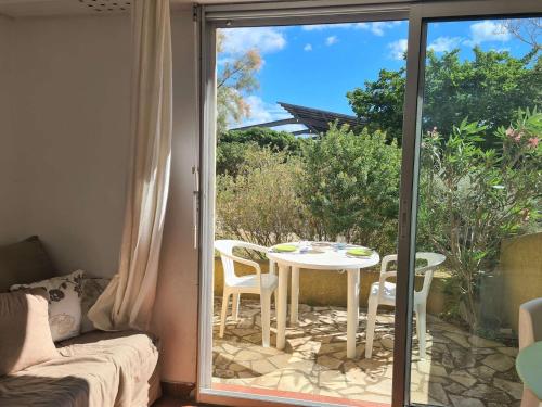 Cette chambre dispose d'une terrasse avec une table et des chaises. dans l'établissement Studio - CAP D'AGDE CT470-718, au Cap d'Agde