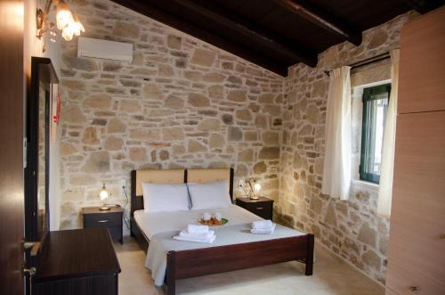 Katil atau katil-katil dalam bilik di Pyrgou Villa with Shared Swimming pool