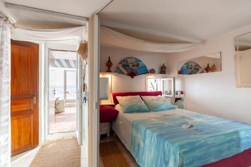 Ένα ή περισσότερα κρεβάτια σε δωμάτιο στο Maison de pêcheur au Pradet