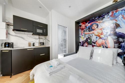 - une chambre avec un grand lit blanc orné d'une peinture murale dans l'établissement 213 Suite Givenchy - Superbe Appartement à Paris, à Paris
