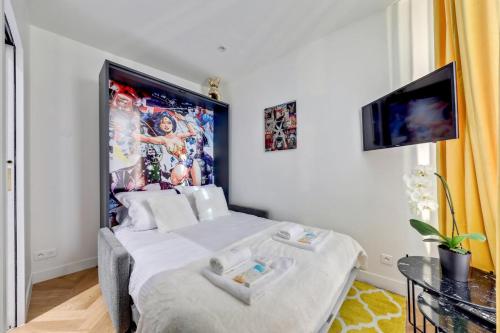 une chambre avec deux lits et une télévision à écran plat dans l'établissement 213 Suite Givenchy - Superbe Appartement à Paris, à Paris