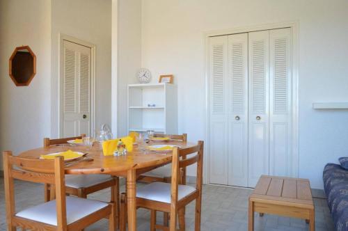 une salle à manger avec une table et des chaises en bois dans l'établissement Appartement 3 pièces CAP D'AGDE CT230-210, au Cap d'Agde