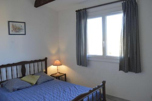une chambre avec un lit et une fenêtre dans l'établissement Appartement 3 pièces CAP D'AGDE CT230-210, au Cap d'Agde