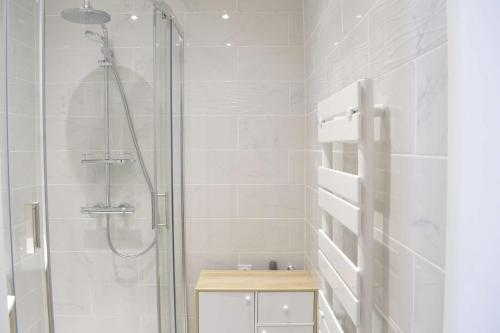 une salle de bain avec une douche avec des toilettes et un lavabo dans l'établissement Appartement 3 pièces CAP D'AGDE CT230-210, au Cap d'Agde