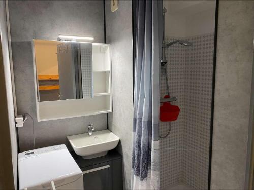une petite salle de bain avec un lavabo et une douche dans l'établissement Appartement 2 pièces cabine CAP D'AGDE CT045-151, au Cap d'Agde