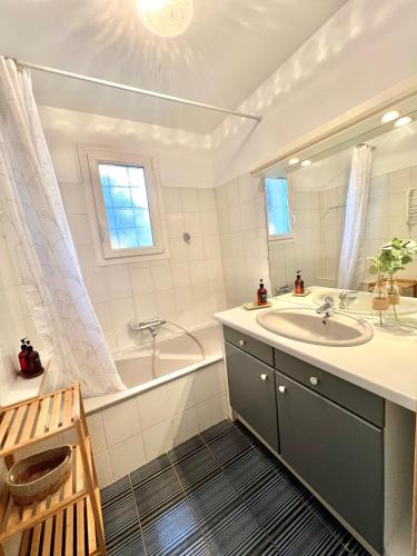 La salle de bains est pourvue d'une baignoire, d'un lavabo, d'une baignoire et de toilettes. dans l'établissement Maison Provençale avec Jacuzzi, à LʼIsle-sur-la-Sorgue