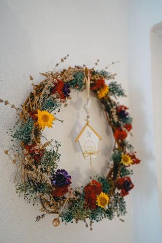 a wreath of flowers is hanging on a wall at Prispa Casei in Floreşti