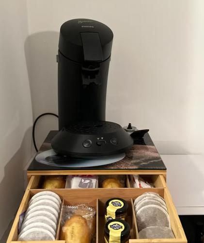 un transformateur de denrées alimentaires assis au-dessus d'une table dans l'établissement Studio meublé Florella proximité GARE-wifi, à Tonneins