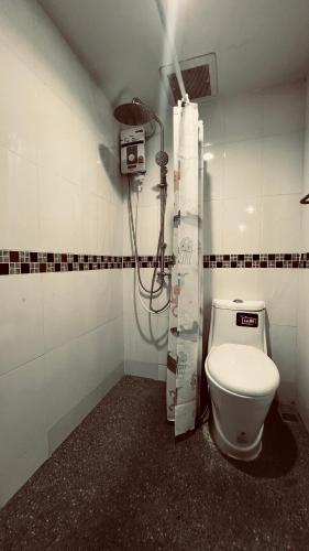 a bathroom with a toilet and a shower at Modern House near Don Muang Airport, near SRT Rangsit & Future Park Rangsit in Ban Talat Rangsit