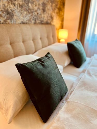 Postel nebo postele na pokoji v ubytování Residence Barrique Valtice - private wellness