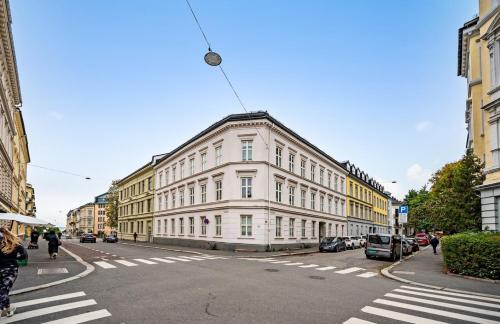 オスロにあるExclusive and Central Apartment in Vikaの通り沿いにある白い建物