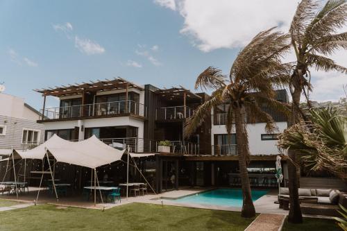 un edificio con piscina y palmeras en North Star Micro Hotel, en Durban
