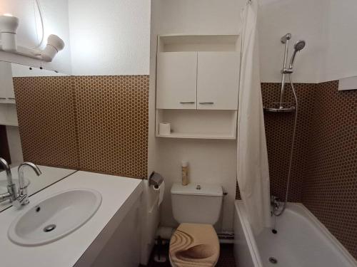 une salle de bain avec un lavabo, des toilettes et une baignoire dans l'établissement Appartement 6 pers, cuisine équipée, près télécabine - FR-1-234-231, à Cauterets