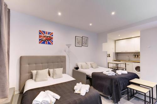 une chambre d'hôtel avec deux lits et une cuisine dans l'établissement 325 Suite Greta - Superb apartment in Paris, à Paris