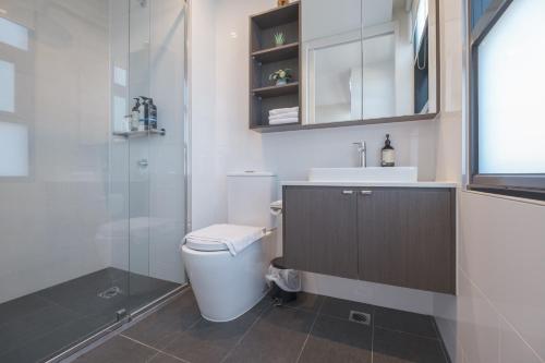 Ένα μπάνιο στο Cityscape 2br2ba Maribyrnong Wifiparkbalcony