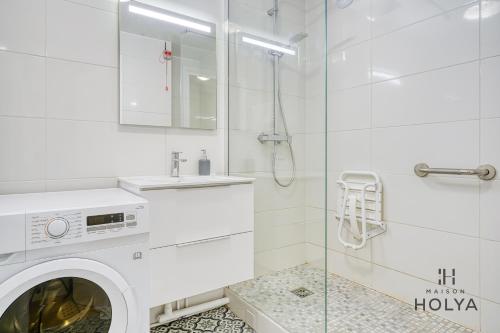 une machine à laver dans une salle de bain avec douche dans l'établissement Le Prisme - Au cœur de Versailles - 344B, à Versailles