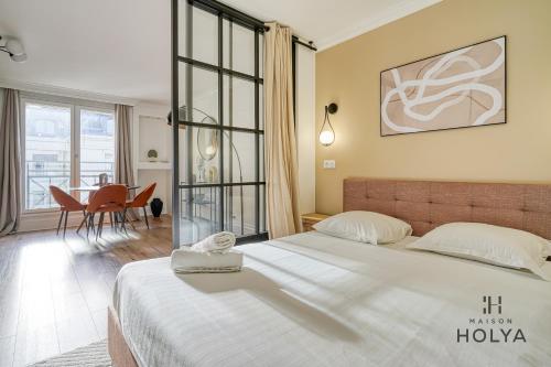 - une chambre avec un grand lit et une salle à manger dans l'établissement Le Prisme - Au cœur de Versailles - 344B, à Versailles