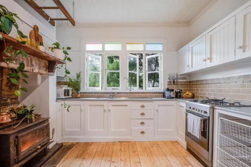 Η κουζίνα ή μικρή κουζίνα στο Highland Cottage- Modern Country Life at Leura